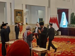Jokowi Anugerahkan Pahlawan Nasional ke dr Soeharto hingga Ahmad Sanusi