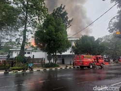 Kebakaran di Balai Kota Bandung, Api Membesar