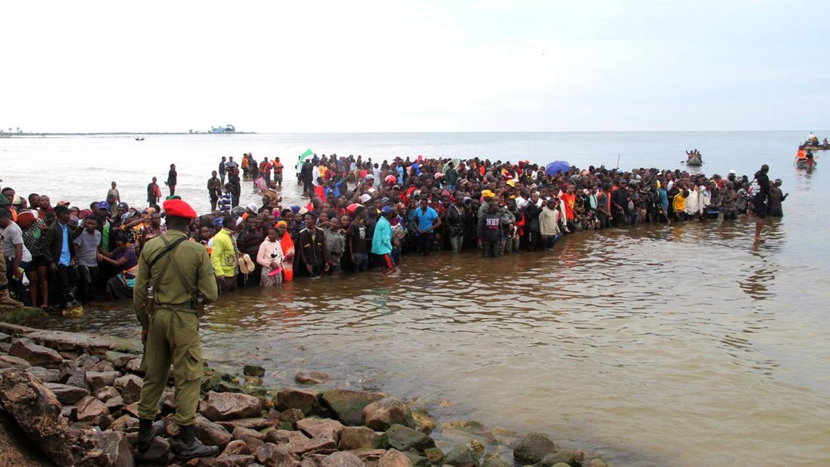 FOTO: Penampakan Penyelamatan Pesawat Jatuh ke Danau di Tanzania