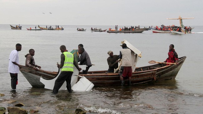 FOTO: Penampakan Penyelamatan Pesawat Jatuh ke Danau di Tanzania