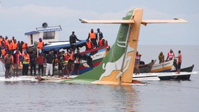 FOTO: Penampakan Penyelamatan Pesawat Jatuh ke Danau di Tanzania