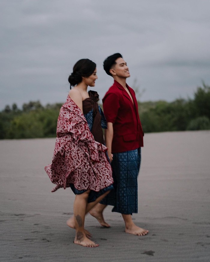 Kenakan kain batik berwarna merah dan biru, pasangan ini juga memamerkan keromantisannya lewak foto prewedding di Gumuk Pasir/Foto:Instagram/kaesangp