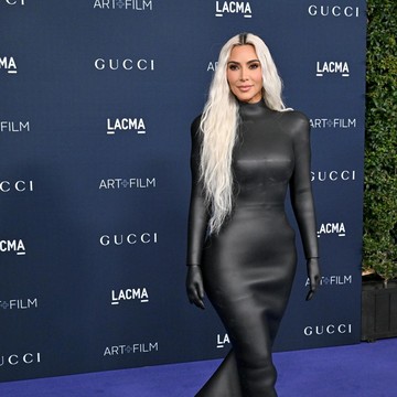 img-title Kim Kardashian dan Bella Hadid Diminta Netizen Angkat Suara Terkait Kontroversi Iklan Balenciaga