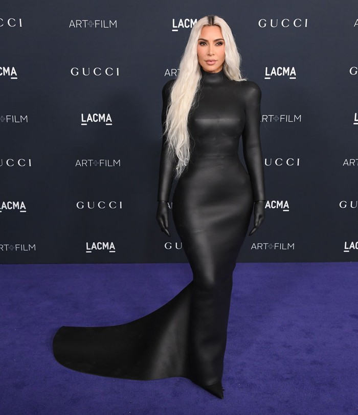 Tak dramatis seperti biasanya namun tetap mencuri perhatian. Kim Kardashian tampil elegan dalam gaun hitam Balenciaga. Foto: FilmMagic/Steve Granitz
