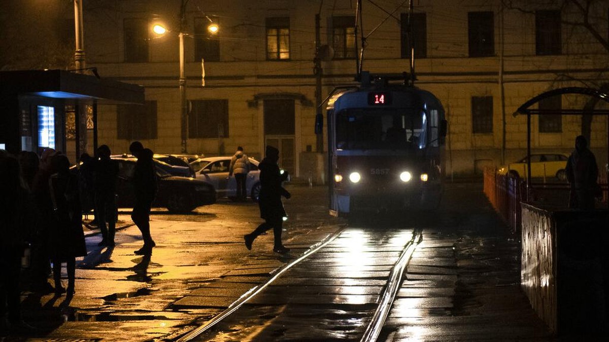 FOTO: Warga Ukraina Dihantui Musim Dingin Gelap Gulita Gegara Rusia