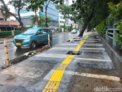 Bahaya! Lubang Trotoar Menganga di Jalur Tunanetra Kebayoran Baru, Jaksel