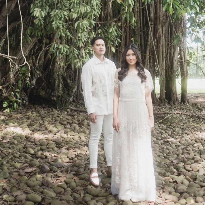 Mengambil pose di bawah pohon beringin, pasangan ini kenakan busana serba putih dari Biyan/Foto:Instagram/kaesangp