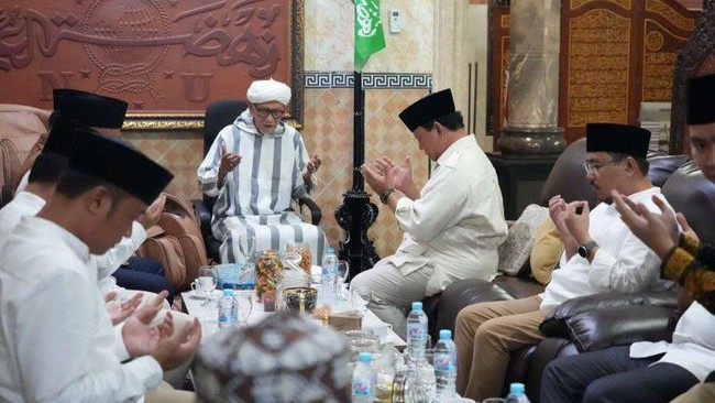 Ketum Gerindra Prabowo Subianto sowan ke kediaman Rais Aam PBNU KH Miftachul Akhyar di Pondok Pesantren Miftachus Sunnah, Kota Surabaya, Jawa Timur.