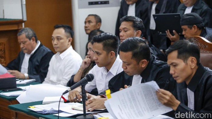 Sidang lanjutan kasus pembunuhan berencana Brigadir J dengan terdakwa Bharada E, Kuat Ma'ruf dan Bripka Ricky digelar di PN Jaksel hari ini. Begini momennya.