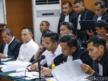 img-title Ini Sosok yang Pegang Leher Brigadir Yosua Sebelum Ditembak Bharada Eliezer