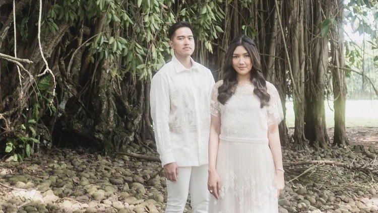 Momen prewedding Kaesang-Erina Gudono di depan pohon beringin.