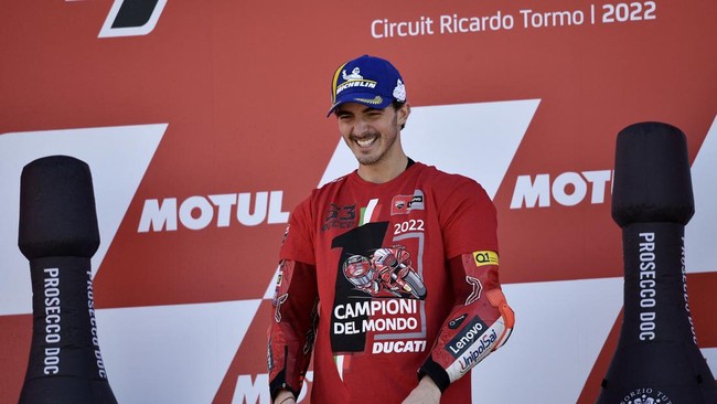 Francesco Bagnaia tampak sudah bisa berjalan usai kakinya terlindas motor Brad Binder saat kecelakaan highside di MotoGP Catalunya 2023, Minggu (3/9).