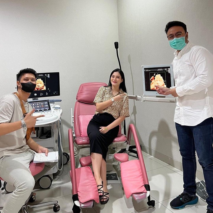 <p>Nah, ini adalah momen saat Yasmine selesai <em>check up</em>. Yasmine bercerita bahwa wajah Baby Z sangat mirip dengan suaminya, mulai dari hidung dan bibir. Ia juga berharap persalinannya berjalan lancar dan sehat. (Foto: Instagram @yxsmine.ow)</p>
