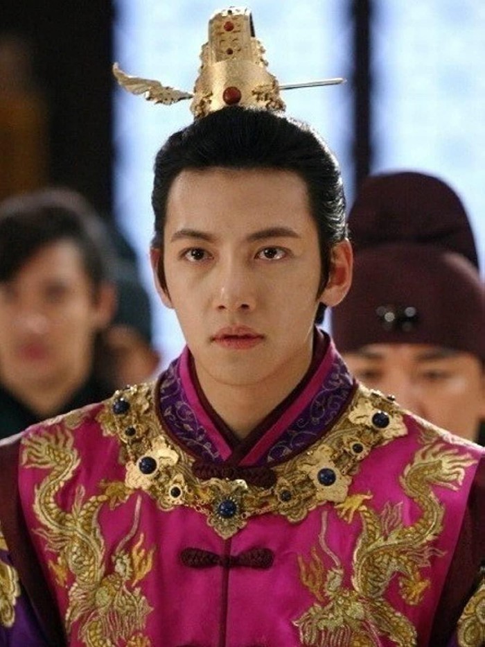 Nah, saat beradu akting dengan Ha Ji Won dalam Empres Ki, Ji Chang Wook tampil gemilang sebagai kaisar terakhir dari dinasti Yuan. Tak hanya bijak, kaisar satu ini juga tampan dan rupawan./ Foto: instagram.com/jichangwook