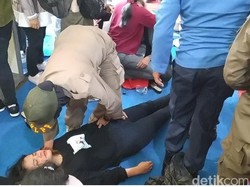 Puluhan Orang Lemas dan Pingsan Berdesakan di Job Fair Batam