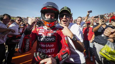 FOTO: Rossi Saksi Bagnaia Jadi Juara Dunia MotoGP 2022