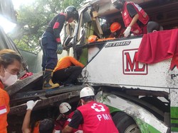 Bus Tabrak Truk Mogok di Ringroad Sewon Bantul, Satu Orang Tewas