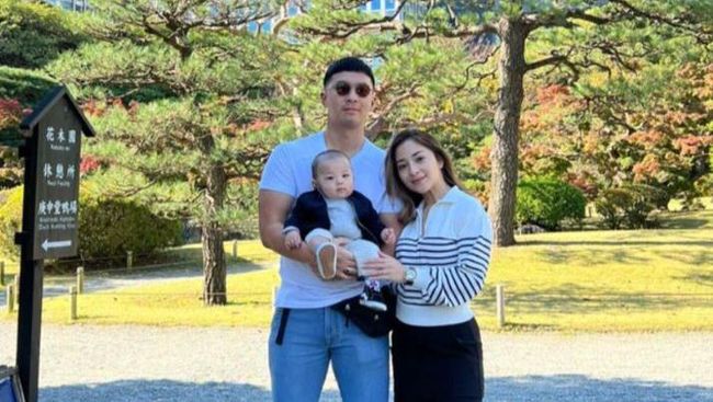 5 Portraits of Nikita Willy taking little Issa on vacation to Japan