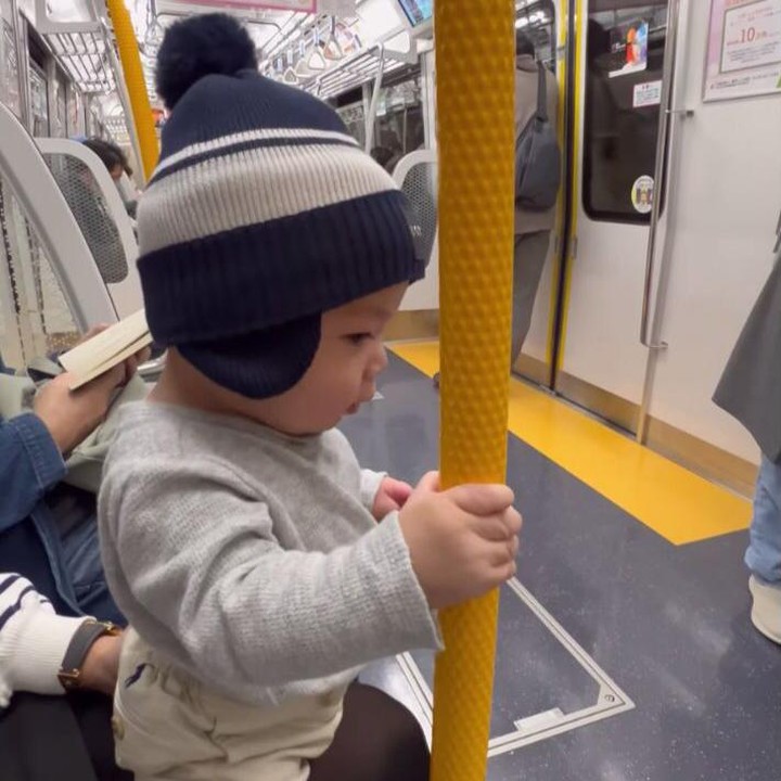 <p>Momen kebersamaan Nikita Willy dan Issa turut diabadikan dalam Instagram Story Indra, Bunda. Issa terlihat <em>stylist</em> mengenakan <em>sweater</em> panjang dan kupluk warna <em>navy</em> dan putih. (Foto: Instagram: @indpriw)</p>