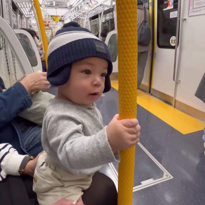 <p>Tak hanya itu, dalam Instagram Story sang Ayah, Baby Issa terlihat naik transportasi umum, yakni kereta bawah tanah. Issa pun sangat senang dan anteng, lho. (Foto: Instagram: @indpriw)</p>