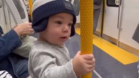 <p>Tak hanya itu, dalam Instagram Story sang Ayah, Baby Issa terlihat naik transportasi umum, yakni kereta bawah tanah. Issa pun sangat senang dan anteng, lho. (Foto: Instagram: @indpriw)</p>