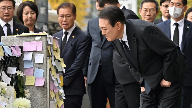 Sebulan lebih tragedi kerumunan Halloween terjadi, gang di Itaewon-Ro, Seoul, Korea Selatan, yang selama ini ramai masih sunyi sepi diselimuti duka cita.