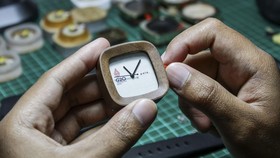 FOTO: Melihat Produksi Jam Tangan Kayu Suvenir G20