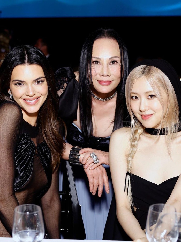 Tak hanya itu saja, Rosé juga sempat berpose bersama selebriti lainnya yang hadir, Beauties. Salah satunya ialah Kendall Jenner./ Foto: twitter.com/CloutNewsMedia