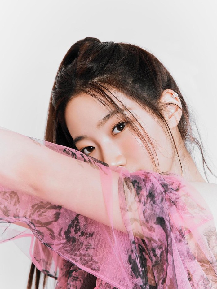 Sebelum debut bersama LE SSERAFIM, Kazuha merupakan balerina profesional asal Jepang. Bahkan ia tengah menempuh pendidikan balerina di Belanda/ Foto: instagram.com/ k_a_z_u_h_a__