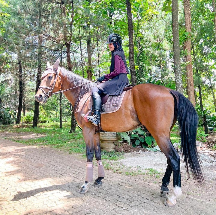 <p>Shireen Sungkar mempersiapkan diri dengan mengenakan kostum lengkap beserta pengaman sebelum naik ke atas kuda. (Foto: Instagram @shireensungkar)</p>
