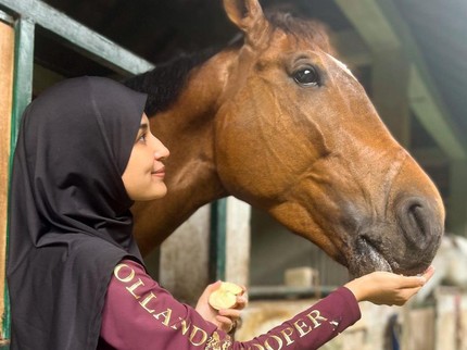 5 Potret Shireen Sungkar Saat Berkuda, Keren Bun