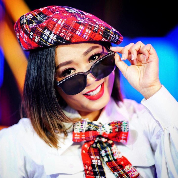 <p>"Ini diiris. Bulu mata yang bawah ini disobek, lemaknya diambil terus kulitnya ditutup kembali," papar Soimah menjelaskan proses operasi kantung matanya. (Foto: Instagram @showimah by @koko_ko_koko)</p>