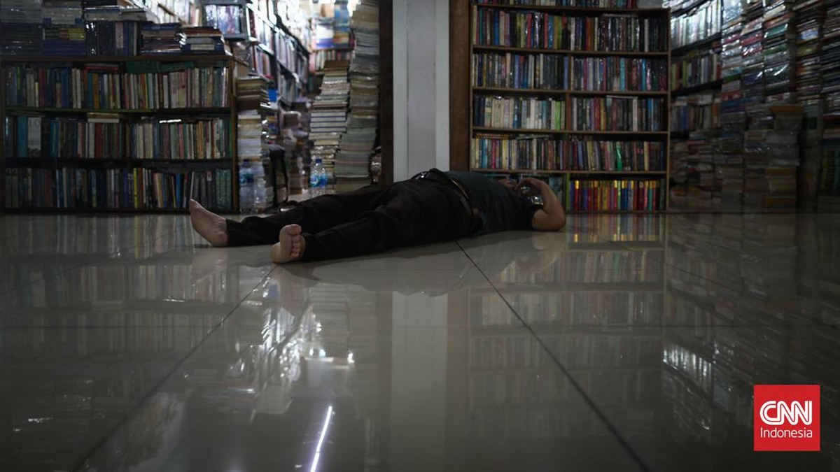 FOTO: Siasat Penjual Buku Pasar Kenari di Tengah Sepinya Pembeli