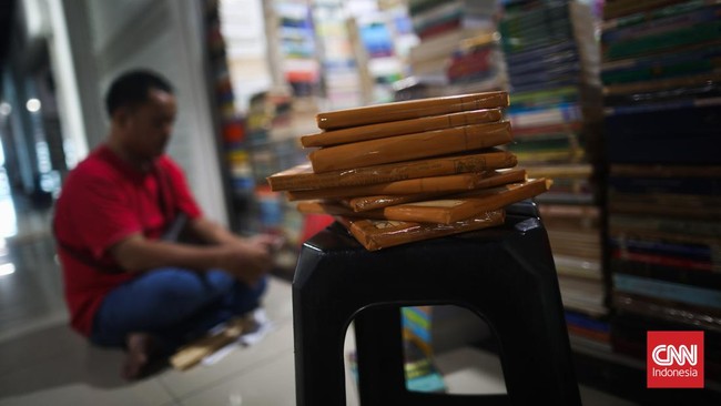 FOTO: Siasat Penjual Buku Pasar Kenari di Tengah Sepinya Pembeli