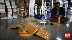 FOTO: Siasat Penjual Buku Pasar Kenari di Tengah Sepinya Pembeli