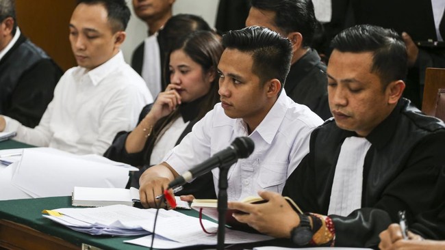 Sopir ambulans mengaku sempat diminta oleh anggota Provos Polri untuk mematikan sirine kendaraannya ketika tiba di kawasan Kompleks Polri, Duren Tiga.