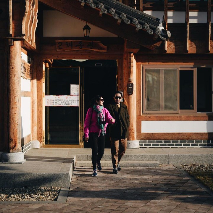 <p>Pasangan yang menikah pada 21 April 2018 lalu itu melakukan berbagai sesi pemotretan bak adegan romantis di drama Korea, nih. (Foto: Instagram @ritchieismail)</p>