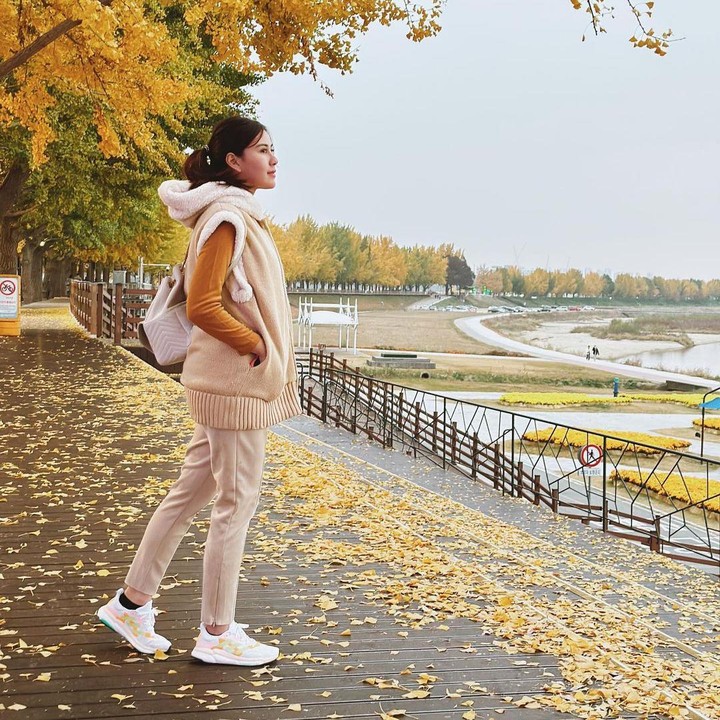 <p>Syahnaz Sadiqah dan Jeje Govinda pergi ke Korea Selatan pada penghujung tahun, yang berarti di sana sudah memasuki akhir musim gugur menuju musim dingin. (Foto: Instagram @syahnazs)</p>