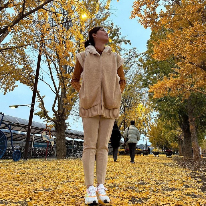 <p>Pasangan ini sangat beruntung karena masih dapat melihat keindahan daun-daun yang berguguran di sepanjang jalan. (Foto: Instagram @syahnazs)</p>