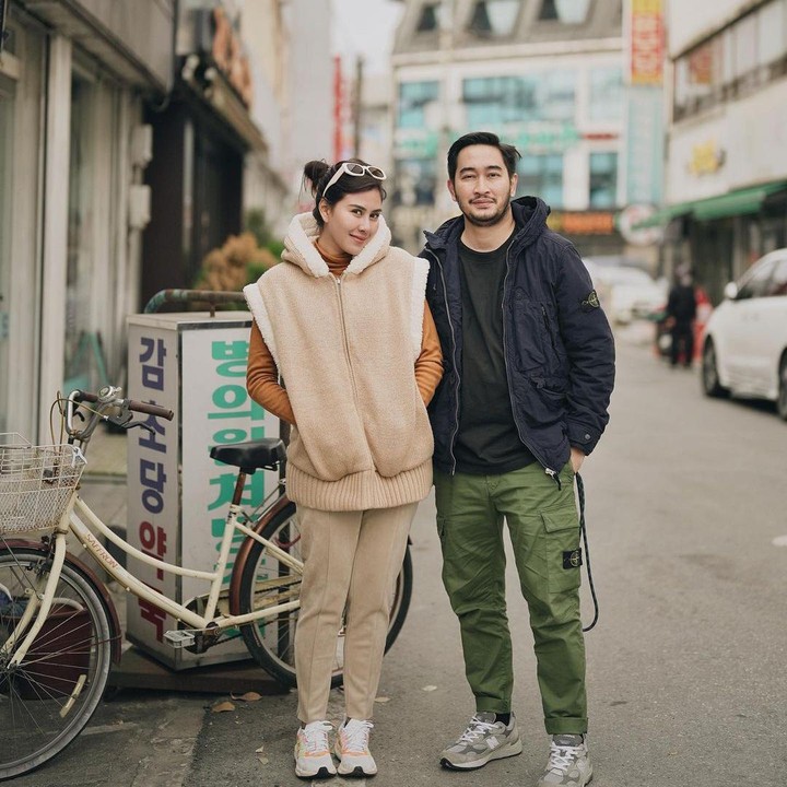<p>Iya Bunda, Syahnaz dan Jeje sedang berlibur ke Korea Selatan. Mereka pelesir ke luar negeri dan menghabiskan banyak momen romantis. (Foto: Instagram @syahnazs)</p>