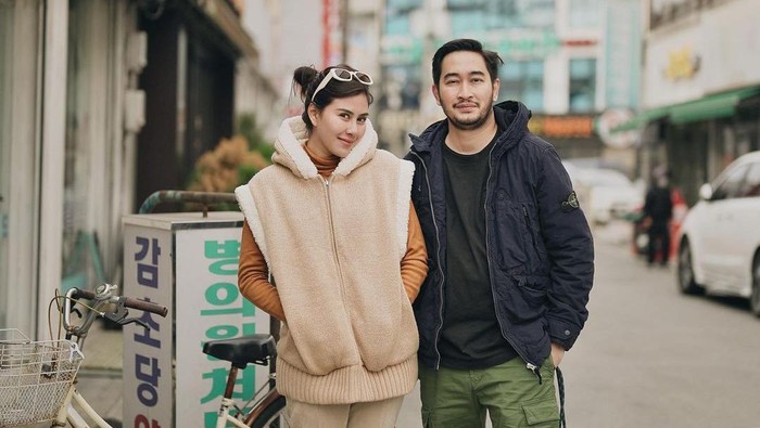 Syahnaz Sadiqah dan Jeje Govinda di Korea