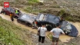 VIDEO: Banjir Bandang di Semarang Hanyutkan 7 Mobil
