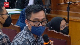 VIDEO: Gunakan Anting, Penasehat Hukum Ragukan Kapibilitas Saksi