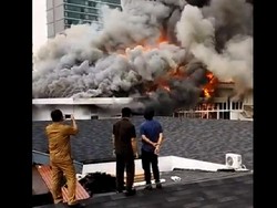 Viral 3 Pria Santuy Saat Api Berkobar di Balai Kota Bandung