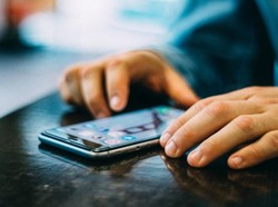 Canggih, Google Bisa Deteksi Telepon Penipuan Pakai AI