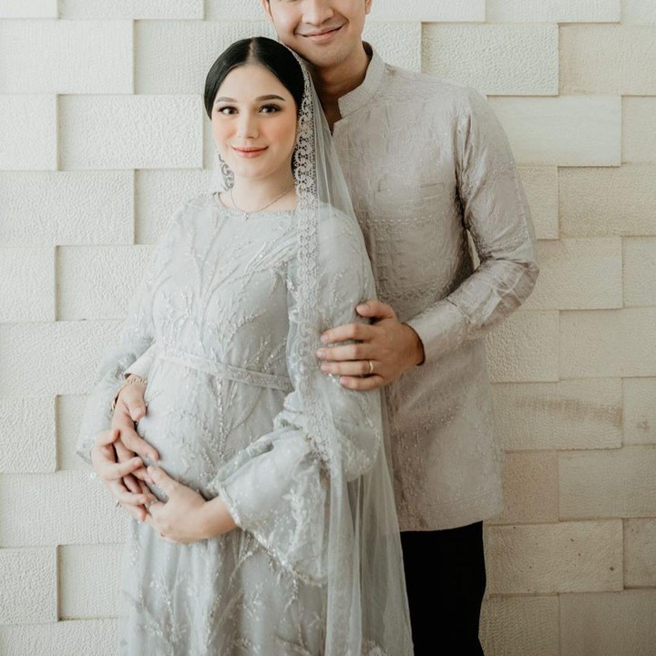 <p>Yasmine dan Aditya juga telah menggelar acara tasyakuran tujuh bulanan sekaligus <em>gender reveal</em> pada 22 September 2022. (Foto: Instagram @yxsmine.ow/@seirios.co)</p>