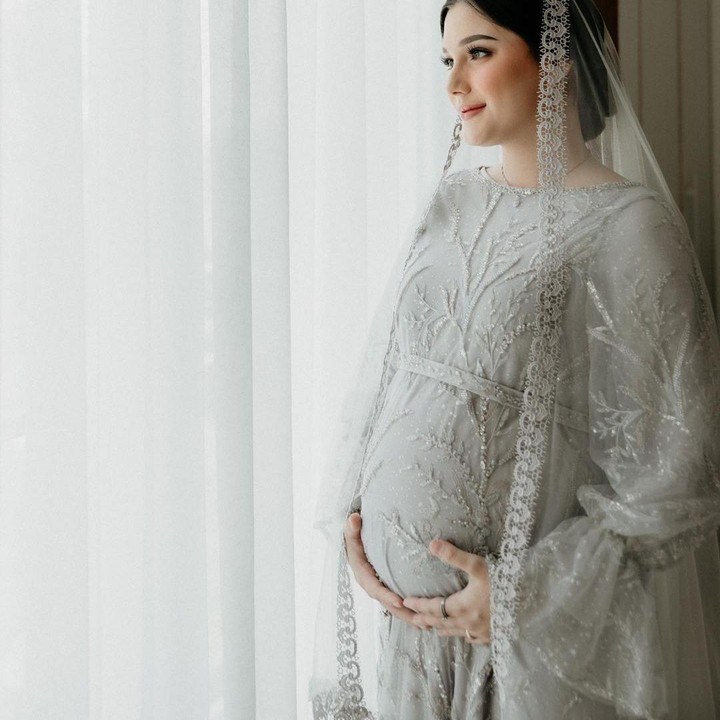 <p>Yasmine tampil anggun dengan dress buatan Desainer Anis Saffira dan sepertinya ia sudah tidak sabar untuk bertemu Baby Z, ini terlihat dari caption unggahannya lho Bunda. “Gak sabar ketemu baby Z,” tulis Yasmine. (Foto: Instagram @yxsmine.ow/@seirios.co)</p>