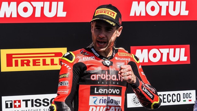Alvaro Bautista enggan memikirkan gelar juara dunia di WSBK Mandalika 2022. Pembalap Ducati itu menganggap Sirkuit Mandalika sulit diprediksi.