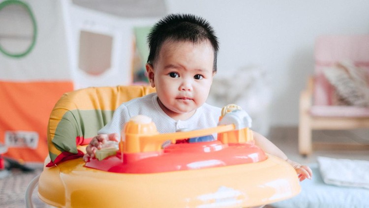 Bahaya Penggunaan Baby Walker untuk Anak Belajar Jalan, Simak Bun
