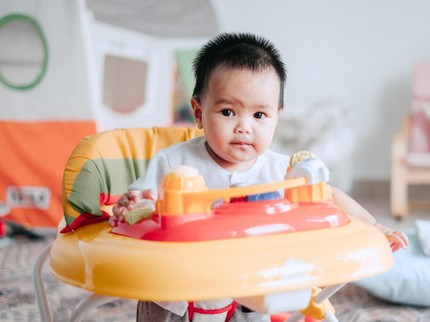 7 Pengganti Baby Walker sebagai Alat Bantu Belajar Jalan Anak, Coba Trolley Belanja